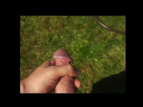 ❤️ Una guapa calenta es folla el seu cony rosa i es corre amb un esquitxat en un jardí d'estiu ❤️ Fota al porno ca.sex00.top ❌
